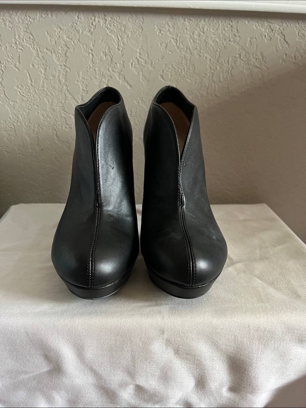 Audrey Brooke Women's Black Leather Ankle Booties